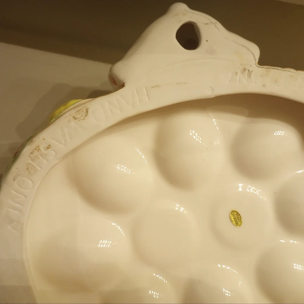 Ceramic Easter Egg Display Plate and matching salt and pepper shakers - Picture 11 of 11